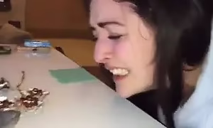 Esposa de corno dando o cu de 4 e o marido assistindo